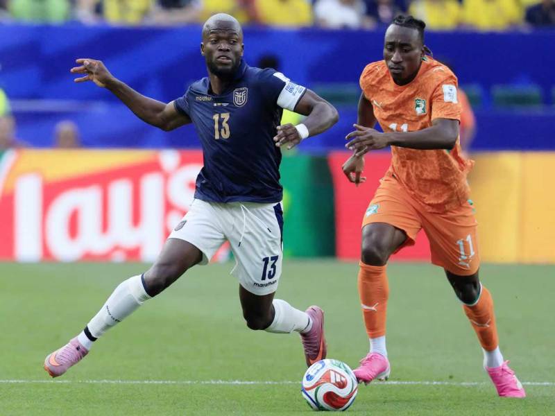 Enner Valencia de Ecuador y Yan Diomande de Costa de Marfil pelean por el balón en el partido del Mundial 2026.