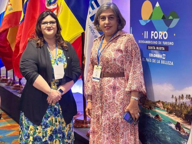 La gerente de Política Comercial del Cohep, Helui Castillo, y la presidenta del Cohep, Anabel Gallardo, durante su participación en el II Foro Iberoamericano de Turismo, realizado en Colombia.
