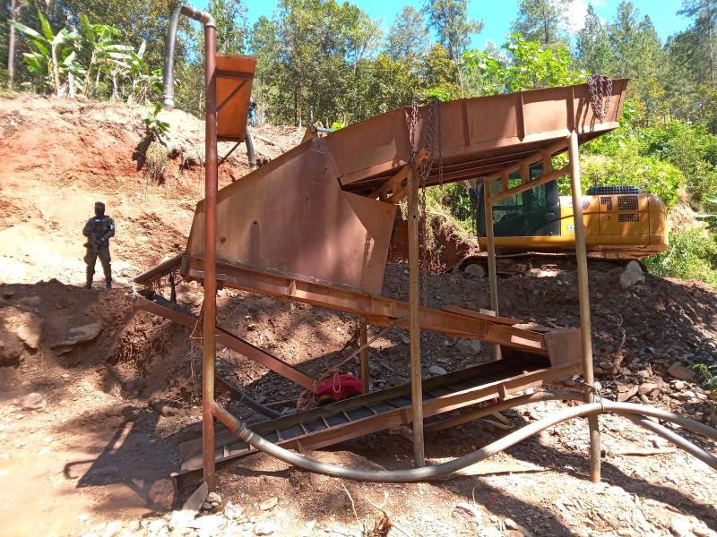 Una máquina lavadora de oro fue incautada a las personas que extraían oro ilegal.