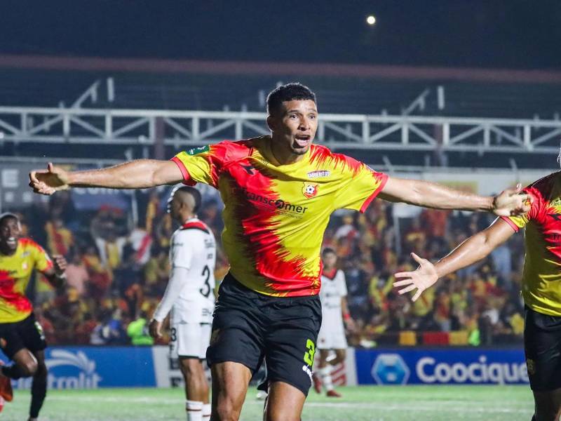Getsel Montes, celebrando su gol que dio el título al Alajuelense.