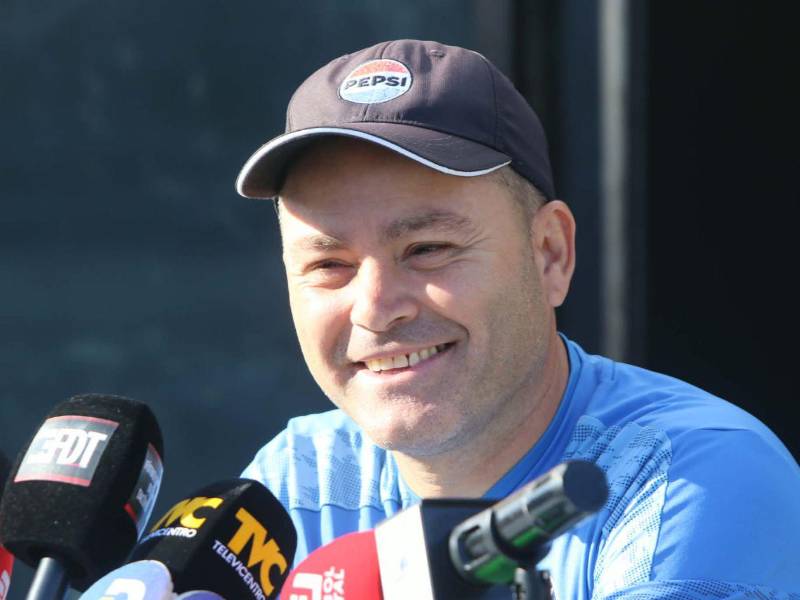 Javier López dando declaraciones en conferencia de prensa.