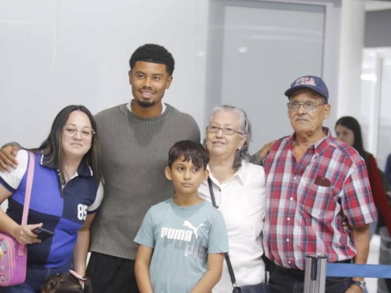 Leonardo Posadas fue recibido por familiares.