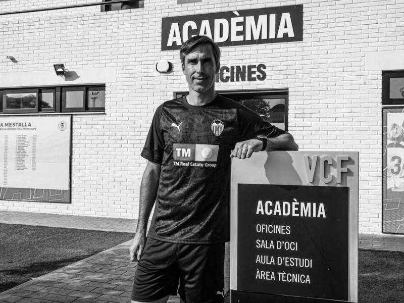 Fernando Martín Carreras, exfutbolista y entrenador del Valencia Femenino B, y tres de sus hijos permanecen desaparecidos tras un accidente marítimo en aguas de Indonesia.