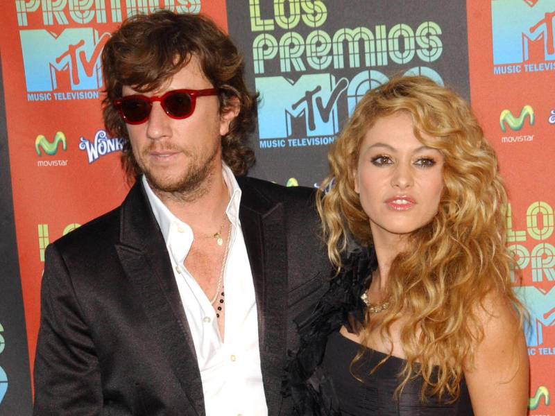 La relación entre la cantante Paulina Rubio y el empresario español Nicolás Vallejo-Nágera, conocido como Colate, ha estado marcada durante más de una década por disputas legales relacionadas con su hijo en común. Tras su divorcio en 2014, ambos han enfrentado diversos procesos judiciales que han sido interpretados por la opinión pública como una batalla por la custodia del menor.