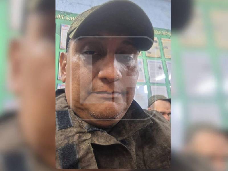 El hondureño Mario Roberto López López, originario de La Ceiba, en una de las pocas fotografías que le envió a su familia estando en Rusia y portando el uniforme militar en una de las bases de entrenamiento.