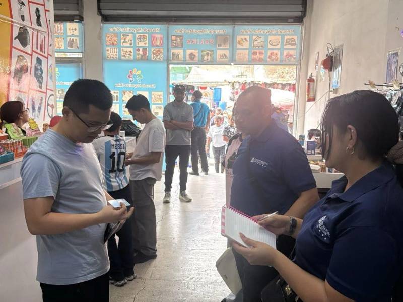 Autoridades de Migración inspeccionaron 54 comercios chinos en Comayagüela y citaron a 25 extranjeros para verificar su condición migratoria.