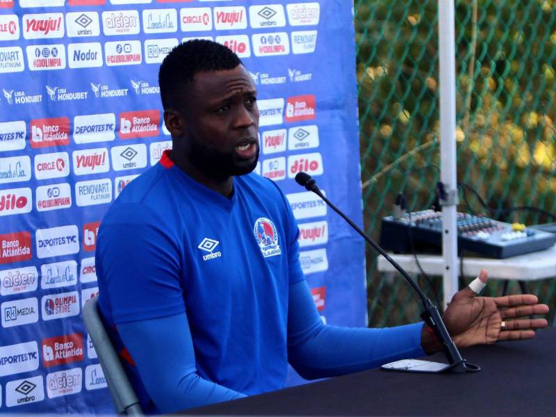 Yustin Arboleda dando declaraciones en conferencia de prensa.