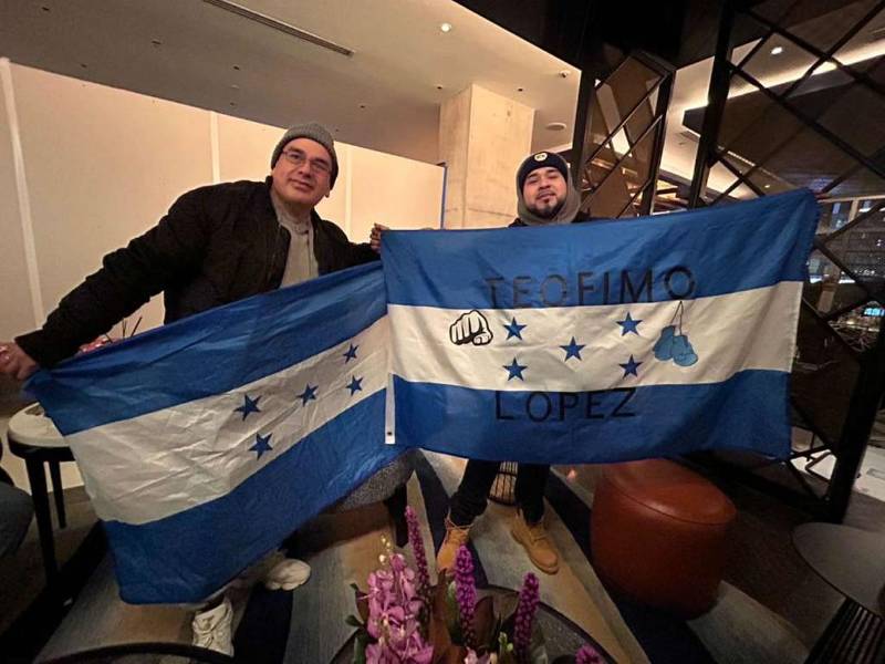 Con banderas de Honduras en manos, así llegaron estos catrachos a apoyar a Teófimo López.