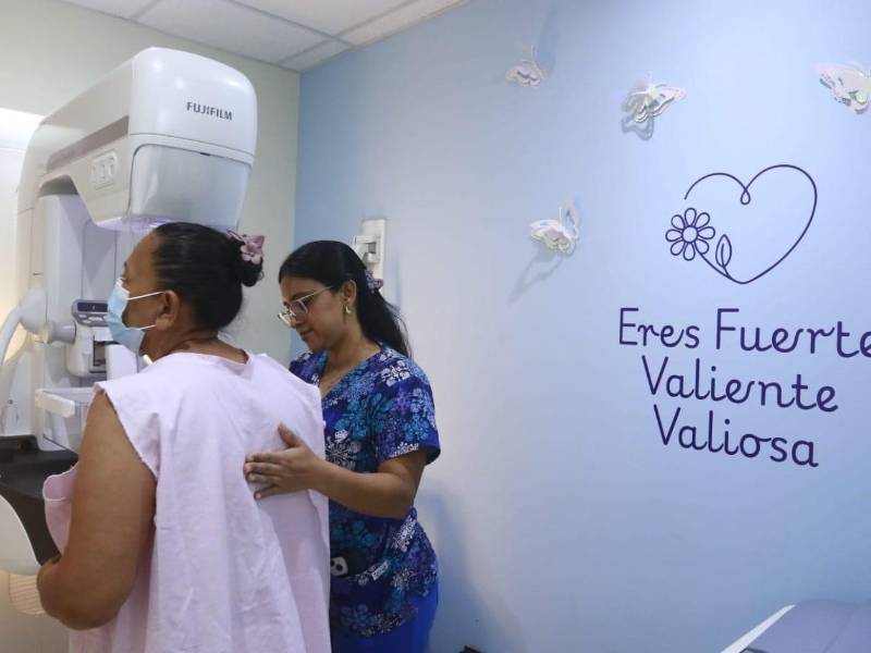 Una paciente se prepara para realizarse una mamografía en el hospital Mario Rivas, como parte de las acciones para promover la detección temprana del cáncer de mama.