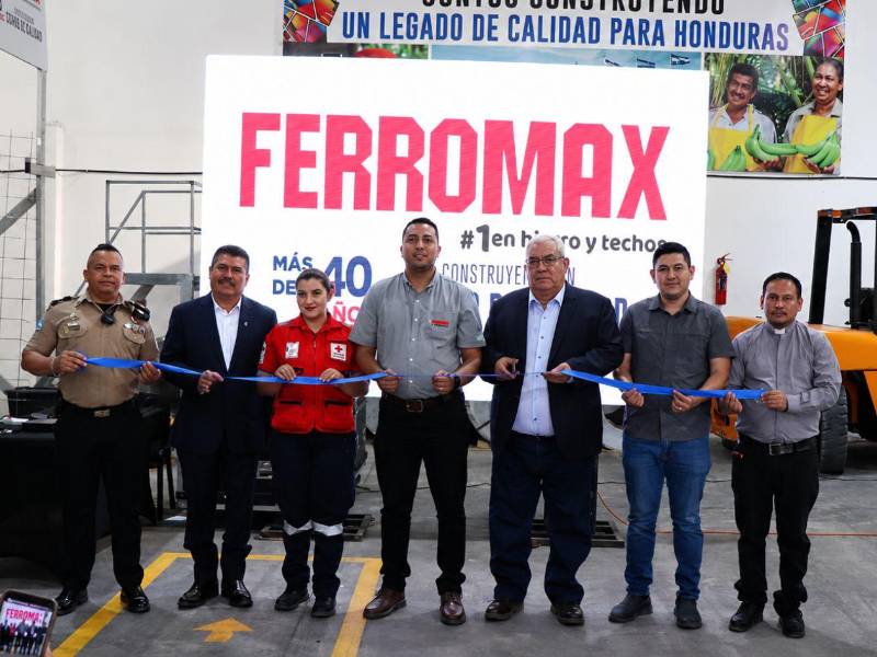 Corte de la cinta de inauguración del nuevo Centro de Servicio de Ferromax.