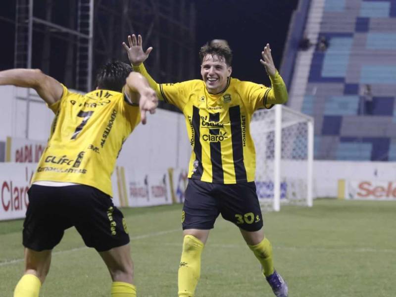 Ángel Sayago celebrando su segundo gol del partido contra el Génesis PN para el triunfo del Real España.