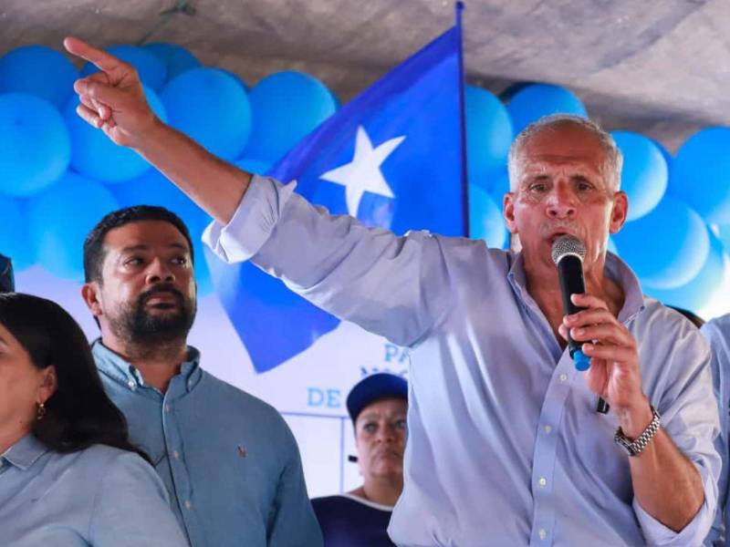 Nasry Tito Asfura durante una gira política por Copán.