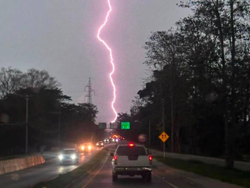La aproximación de una onda tropical provocará lluvias de moderadas a fuertes en varias regiones de Honduras a partir de este domingo, de acuerdo con el pronóstico emitido por el Centro de Estudios Atmosféricos, Oceanográficos y Sísmicos (Cenaos) de la Secretaría de Gestión de Riesgos y Contingencias Nacionales (Copeco).
