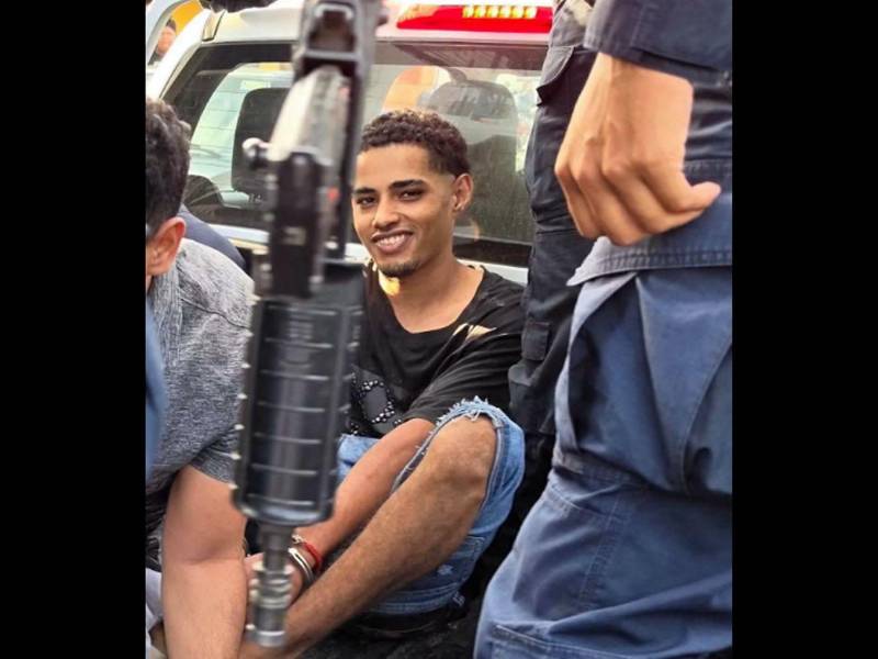 Mediante una serie de allanamientos de domicilio ejecutados la tarde de ayer, agentes de la Policía Nacional lograron la captura de Jesús Daniel Tróchez, conocido en el mundo delictivo con el alias de El Diablo, a quien las autoridades vinculan directamente con la muerte del señor Roberto Chavarría en el minisúper Rosmery, de Olanchito.