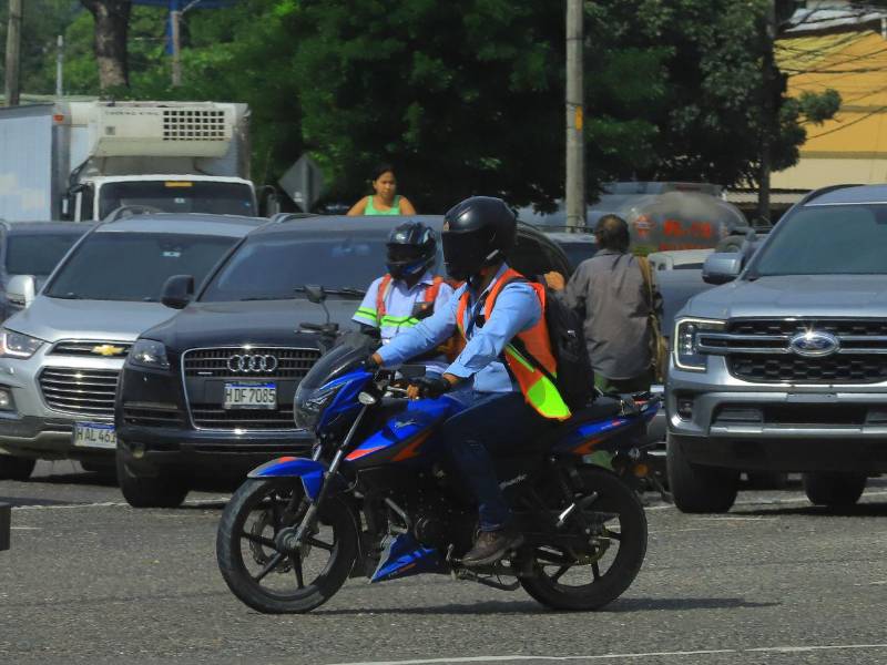 El chaleco fluorescente permite que el motociclista sea visto a mayor distancia por otros conductores.