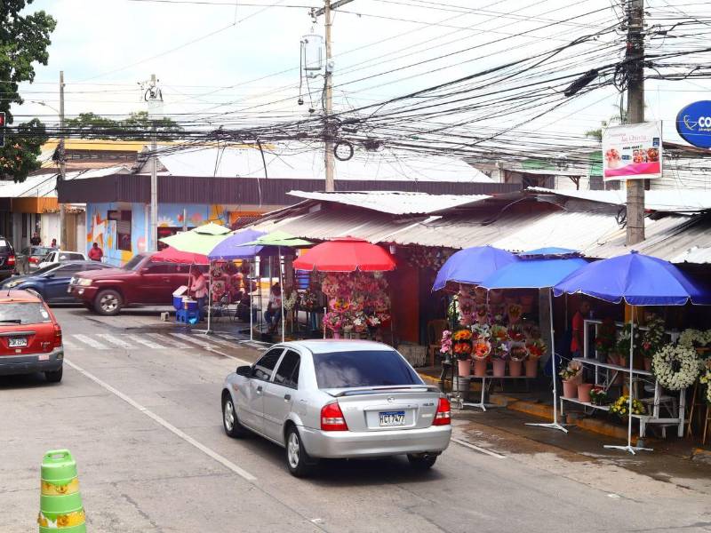 Los negocios en la cercanía del mercado Guamilito ofrecen productos artesanales y otros artículos a clientes locales y extranjero San Pedro Sula.