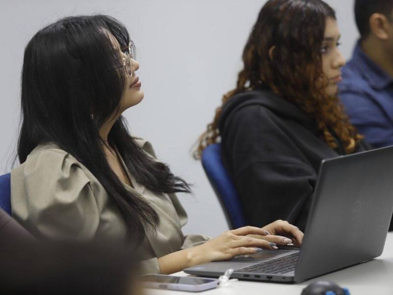 Alumnos de la carrera de Derecho, Relaciones Internacionales y Mercadotecnia de Unitec asistieron al conversatorio.