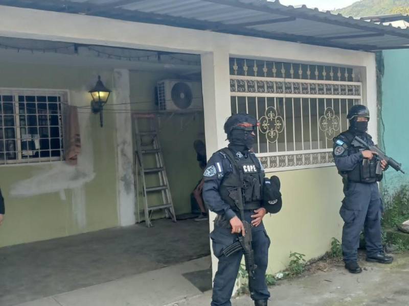 En cada uno de los allanamientos se encuentra integrado un fiscal de operaciones especiales, encargado de llevar a cabo los trámites penales y administrativos.