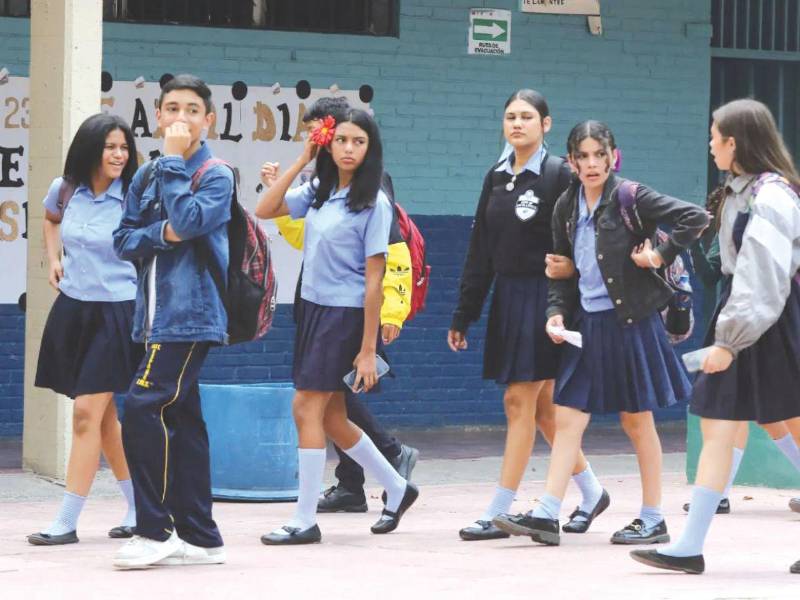 Educación aplicará jornada extendida desde 2027 con plan piloto. Docentes advierten retos de infraestructura y presupuesto.
