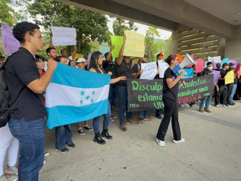Estudiantes de distintas carreras de la Unah-Cortés protestan contra recorte presupuestario.