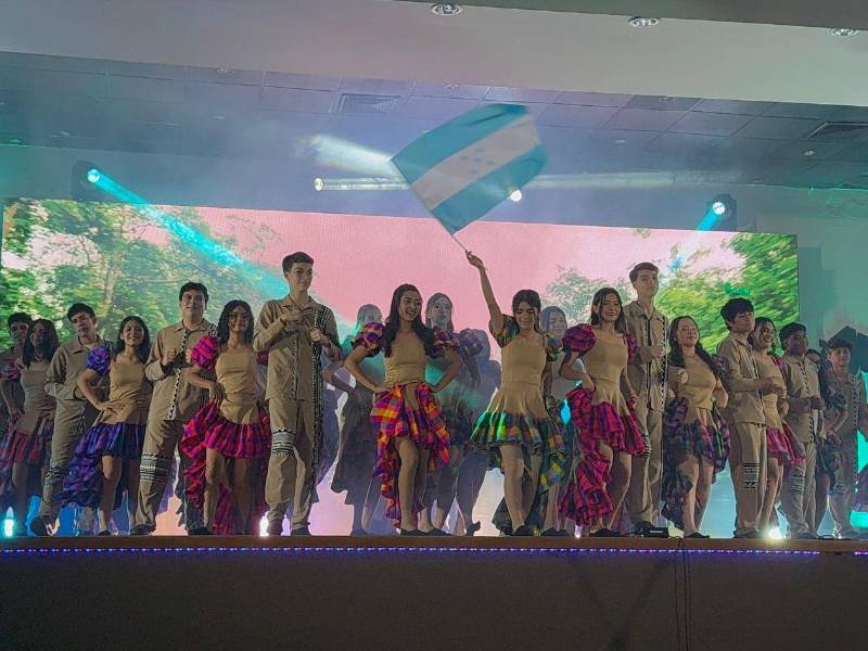 Los alumnos lucieron trajes representativos del país, con los cuales dieron realce al evento artístico.