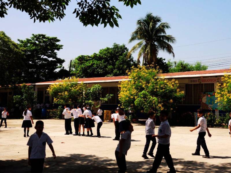 Educación aplica horario reducido en 17 departamentos por calor y mala calidad del aire. Medida busca proteger a estudiantes y docentes.