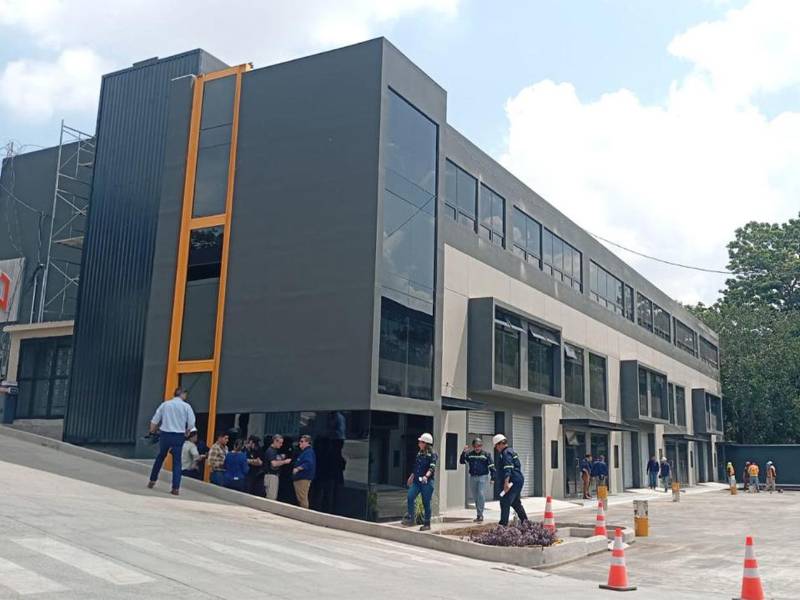 La empresa es líder en ventaneras de PVC y aluminio, vidrio templado y ACM, materiales esenciales en la construcción moderna.