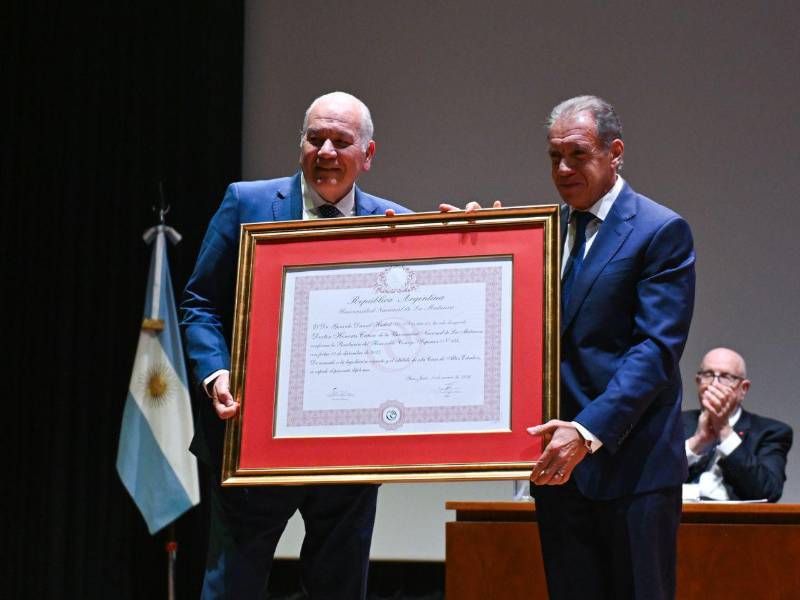 En una ceremonia solemne, la Universidad Nacional de La Matanza (UNLaM) otorgó su máxima distinción, el Doctorado Honoris Causa, a Daniel Hadad. El acto contó con la presencia de destacadas figuras del periodismo, la política y la academia, quienes elogiaron su trayectoria innovadora al frente de Infobae.