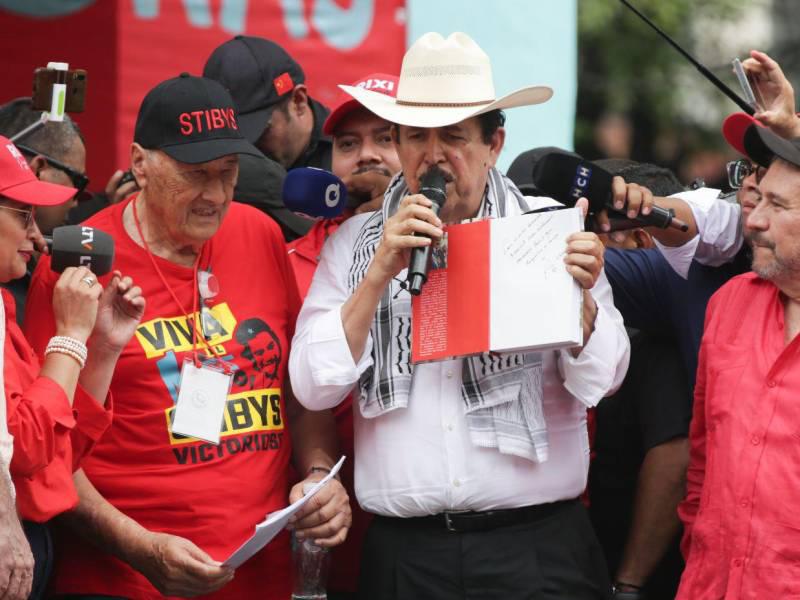 José Manuel Zelaya, coordinador general de Libre, le entregó el libro del golpe de Estado al dirigente sindical Carlos H Reyes.
