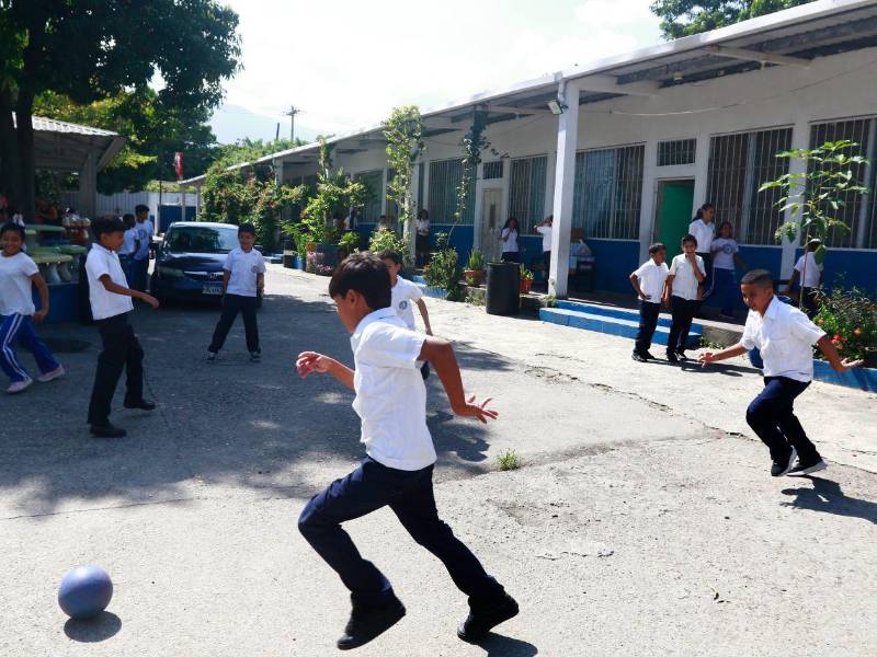 Estudiantes de la jornada vespertina del centro básico Lila Luz de Maradiaga juegan durante el recreo.