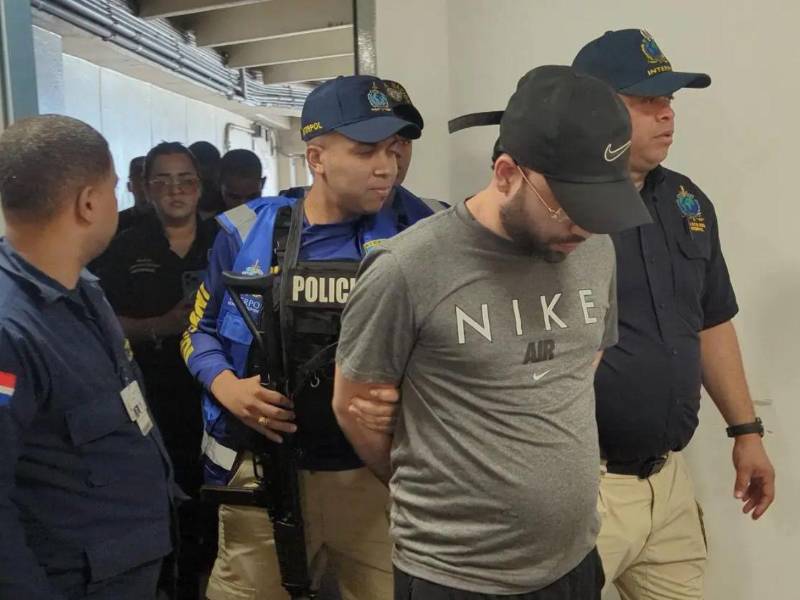 Más de 27 videos forman parte de la acusación contra Gilbert Reyes por triple crimen.