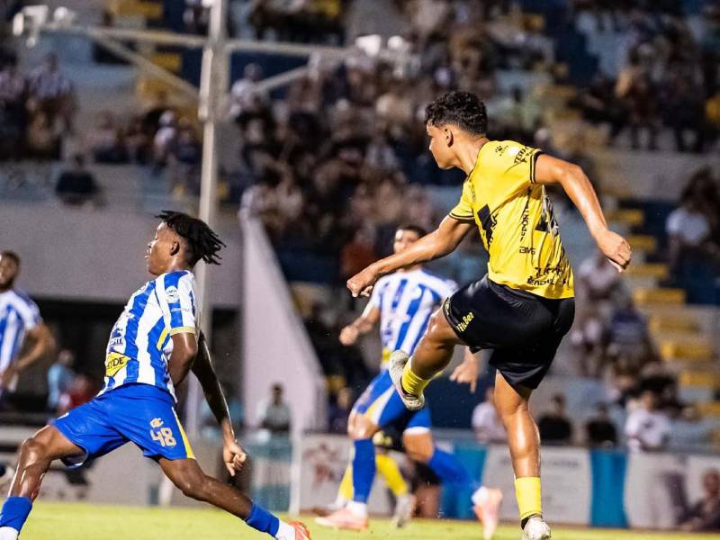 Victoria y Real España se están enfrentando en el estadio Municipal Ceibeño.