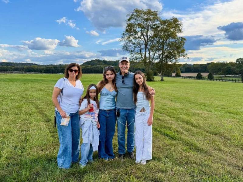 Chad Lowe en una foto reciente con su esposa e hijas.