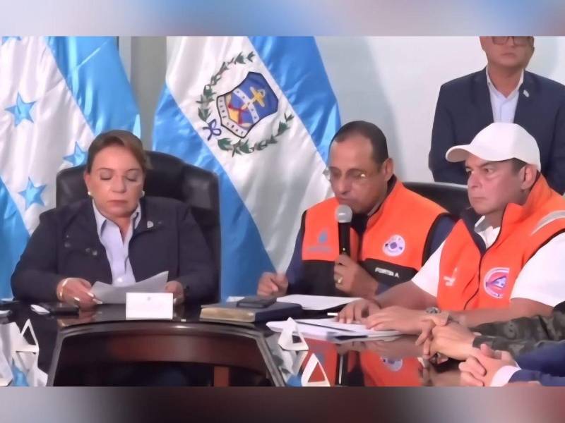 La presidenta Castro reunida con el titular de Copeco, José Jorge Fortín, titular de Copeco, y Jorge Aldana, alcalde del Distrito Central.