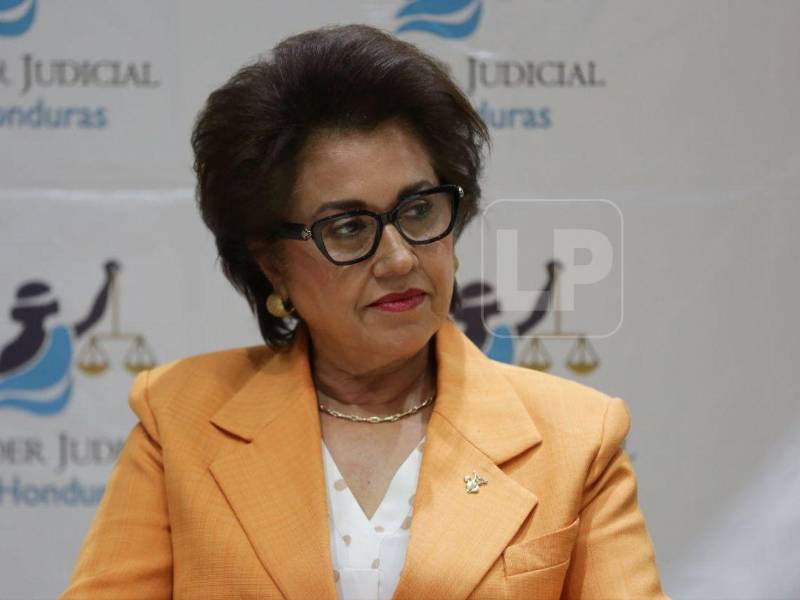 La presidenta del Poder Judicial, Rebeca Ráquel, durante una conferencia de prensa.