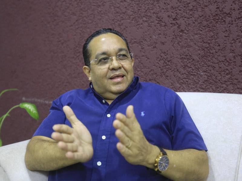 Diógenes Chávez, subdirector de la Región Departamental de Salud en Cortés, llama a la población a reforzar las medidas de prevención del dengue y eliminar los criaderos de zancudos ante el aumento de casos en el departamento.