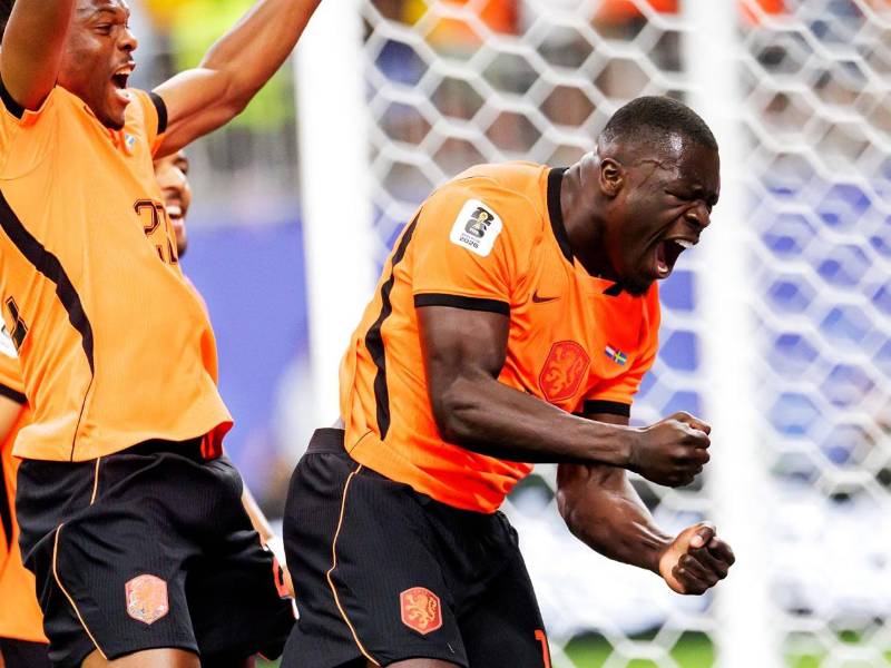 Brian Brobbey celebrando uno de sus goles contra Suecia.