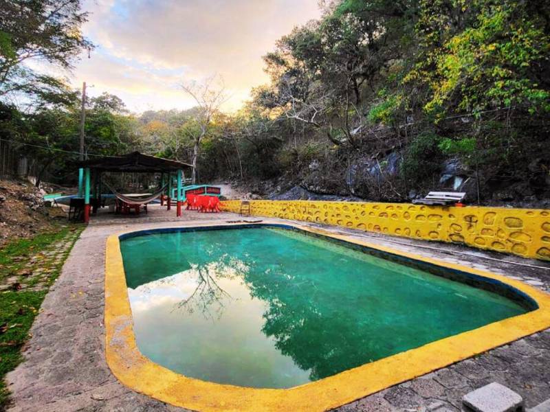 El municipio de Las Flores está ubicado en el corazón del occidente del país, al norte del departamento de Lempira. Se encuentra entre dos cabeceras departamentales importantes: Santa Rosa de Copán y Gracias, y tiene aguas termales, ríos y hermosos paisajes.