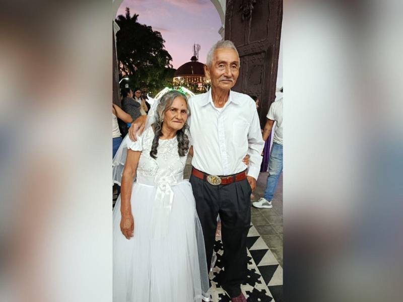 Doña María Reina López lució un vestido blanco.