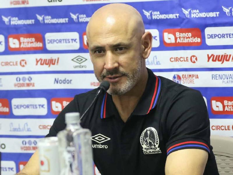 Eduardo Espinel en conferencia de prensa tras la goleada de Olimpia a Platense.