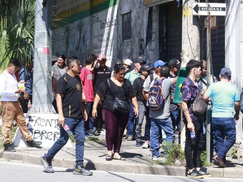 Decenas de hondureños hacen fila para participar en el proceso de selección y optar a una de las plazas de trabajo agrícola temporal en España.