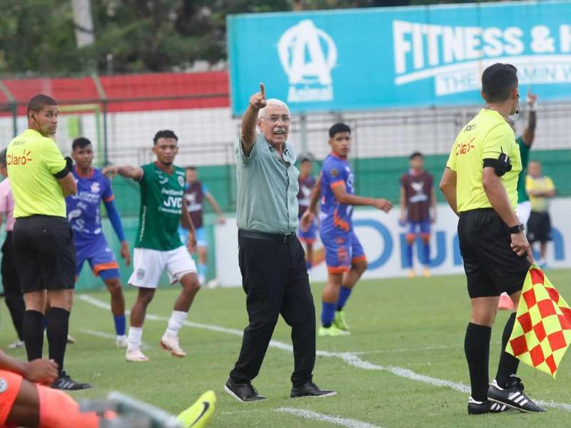 Manuel Keosseián se mostró ofuscado en el empate que cedió Marathón ante la UPN: