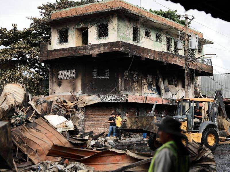 Ayer, desde horas muy tempranas cuadrillas municipales con maquinaria pesada comenzaron a remover los escombros.