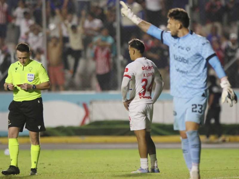 Washington Ortega celebrando tras pararle el penal a Kevin López.