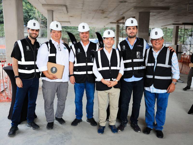 Guillermo Hall, Silvio Larios, William Hall, Alberto Mendoza y Samuel Hall durante el recorrido en las Torres Platino.