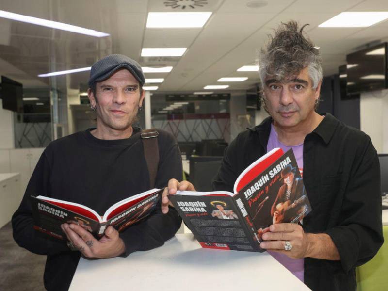 Los autores posan con el cómic 'Joaquín Sabina. Pasión y Vida'.
