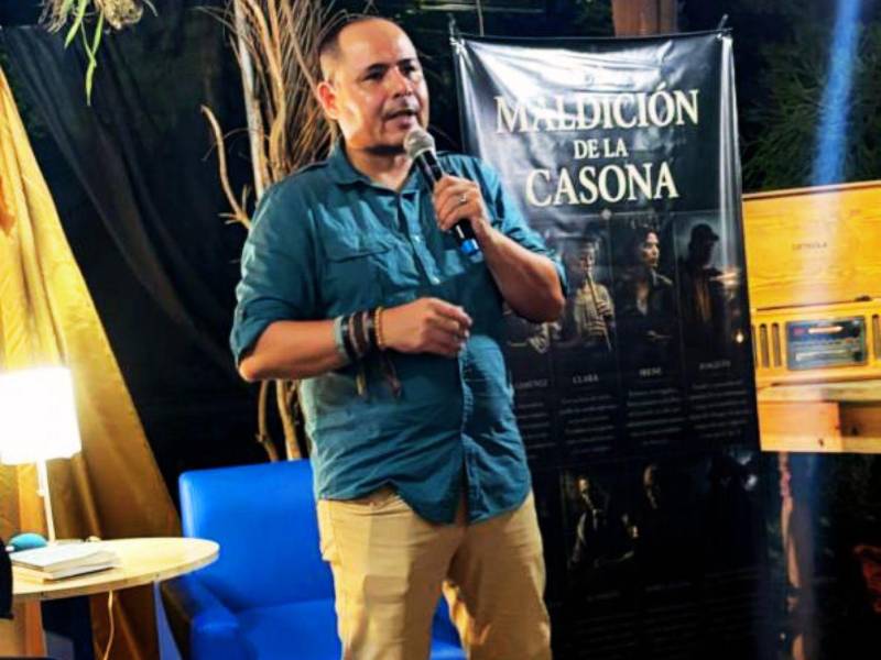 Daniel Hernández presentó exitosamente su más reciente novela.