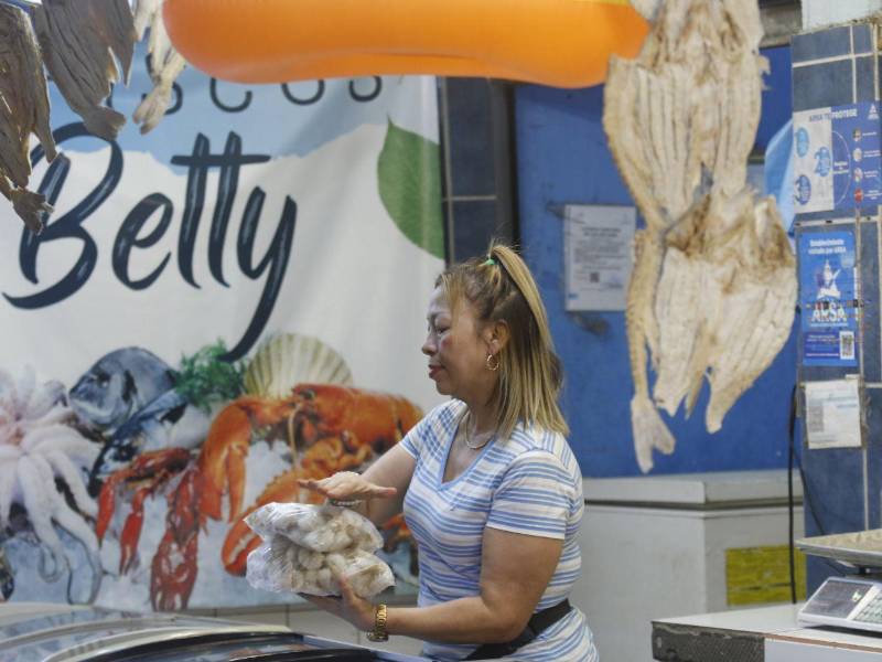 Elizabeth Cardona, propietaria de Mariscos Betty, expresó que tratan de mantener los precios accesibles para los consumidores.