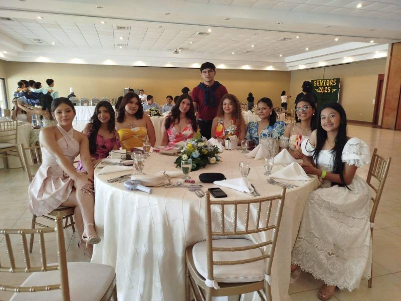 Los seniors departieron con mucho estilo y elegancia.