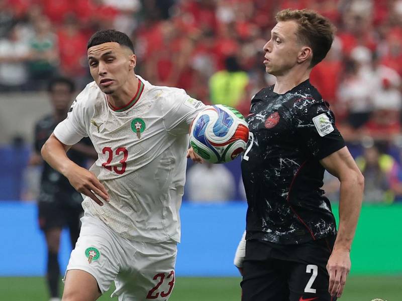Alistair Johnston de Canadá disputa el balón con Bilal El Khannouss de Marruecos.